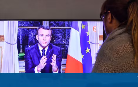 Tổng thống Pháp Emmanuel Macron phát biểu chúc mừng năm mới 2018 trên truyền hình.