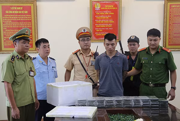 Đối tượng Tô Minh Tiến cùng tang vật 39 bánh heroin. Đối tượng Tô Minh Tiến cùng tang vật 39 bánh heroin.