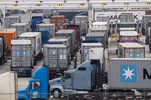 Container hàng hóa đang xếp hàng chờ được di chuyển ở California, Mỹ. Ảnh: Xinhua.