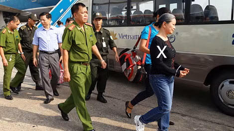 Cán bộ công an dẫn độ đối tượng Phạm Thúy Ngân từ Liên bang Nga về chịu án.