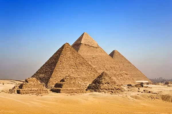 Kim tự tháp Giza, Ai Cập: Một trong những địa điểm du lịch nổi tiếng nhất lịch sử thế giới vẫn ẩn chứa nhiều bí ẩn như các cấu trúc cổ đại được xây dựng như thế nào. Mọi người làm cách nào để di chuyển những khối đá nặng hơn 2 tấn. Kim tự tháp Giza, Ai Cập: Một trong những địa điểm du lịch nổi tiếng nhất lịch sử thế giới vẫn ẩn chứa nhiều bí ẩn như các cấu trúc cổ đại được xây dựng như thế nào. Mọi người làm cách nào để di chuyển những khối đá nặng hơn 2 tấn.