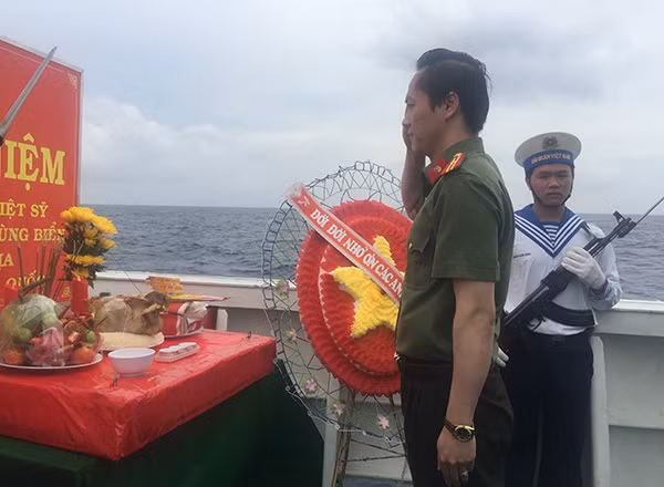 Thiếu tá Đặng Việt Hưng, phóng viên Báo CAND dâng hương tưởng niệm các Anh hùng, Liệt sĩ trên biển Trường Sa. Thiếu tá Đặng Việt Hưng, phóng viên Báo CAND dâng hương tưởng niệm các Anh hùng, Liệt sĩ trên biển Trường Sa.