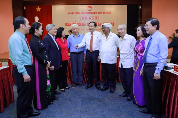 Chủ tịch UBTƯ MTTQ Việt Nam Trần Thanh Mẫn trao đổi thảo luận cùng các đại biểu bên lề Hội nghị.