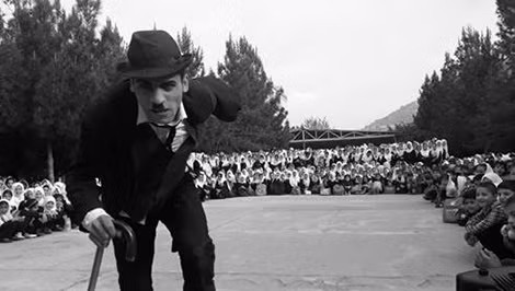 Karim Asir biểu diễn trong một trường học ở Kabul. Karim Asir biểu diễn trong một trường học ở Kabul.