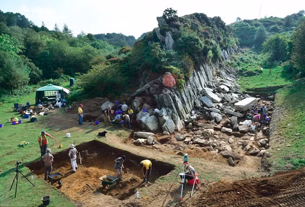Bãi đá cổ Stonehenge là một công trình tượng đài cự thạch thời kỳ đồ đá mới và thời kỳ đồ đồng. Công trình bao gồm các công sự bằng đất bao quanh một vòng đá.