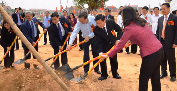 Các đồng chí đại biểu trồng cây lưu niệm tại Khu di tích Đền thờ Lý Thường Kiệt.