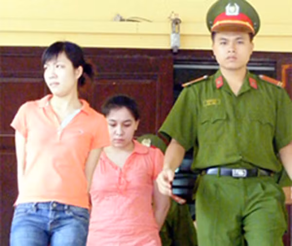 Andrea Forrova (ở giữa) trong phiên tòa xét xử năm 2009 về tội tàng trữ trái phép chất ma túy. Andrea Forrova (ở giữa) trong phiên tòa xét xử năm 2009 về tội tàng trữ trái phép chất ma túy.