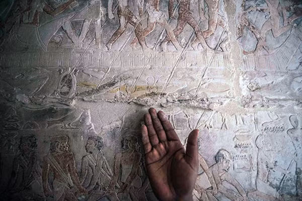 Đây là một trong những khu lăng mộ đẹp nhất tại quần thể mộ cổ ở Saqqara bởi bên trong lăng mộ còn giữ được những bức tranh đầy màu sắc sống động.
