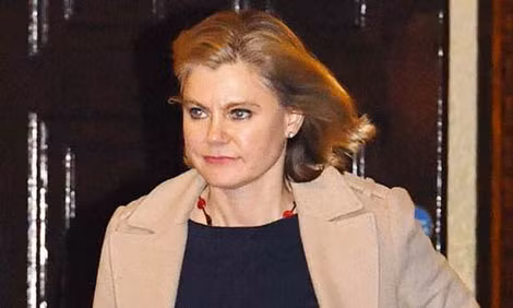 Bộ trưởng Justine Greening gây sóng gió khi rời nội các của bà May.