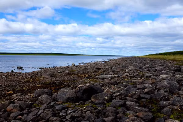 Ngôi làng Inuit gần hồ Anjikuni, Canada: Một người đi săn từng đến ngôi làng Anjikuni nhiều lần và gặp gỡ người dân địa phương. Những người này ngỡ ngàng khi phát hiện ngôi làng trở nên hoang vắng hoàn toàn sau một đêm với một số đống lửa vẫn cháy. Ngôi làng Inuit gần hồ Anjikuni, Canada: Một người đi săn từng đến ngôi làng Anjikuni nhiều lần và gặp gỡ người dân địa phương. Những người này ngỡ ngàng khi phát hiện ngôi làng trở nên hoang vắng hoàn toàn sau một đêm với một số đống lửa vẫn cháy.