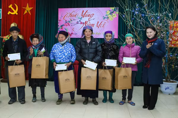 Chủ tịch Quốc hội Nguyễn Thị Kim Ngân trao quà Tết cho các hộ nghèo ở xã Lũng Cú và Ma Lé.