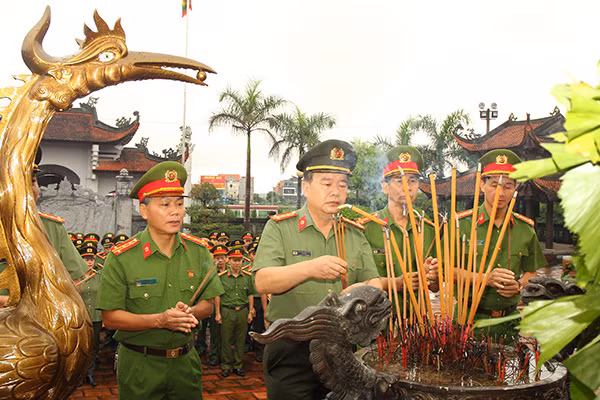 Đoàn dâng hương tại Đền thờ liệt sỹ tỉnh Hà Nam.