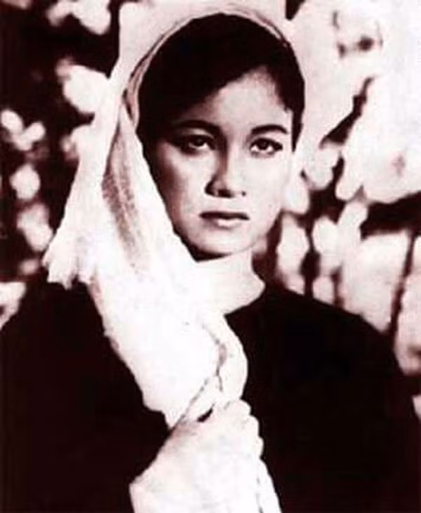 Nữ Nghệ sĩ nhân dân Tuệ Minh thời trẻ. Nữ Nghệ sĩ nhân dân Tuệ Minh thời trẻ.