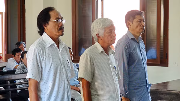 Ba bị cáo tại phiên xử sơ thẩm hình sự của TAND tỉnh Phú Yên. Ba bị cáo tại phiên xử sơ thẩm hình sự của TAND tỉnh Phú Yên.
