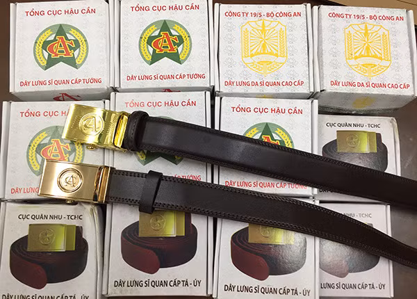 Công an kiểm tra và thu giữ tang vật.