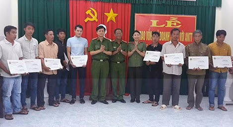 Buổi lễ trao vốn của “Quỹ doanh nhân với an ninh trật tự”.