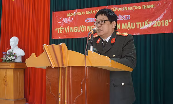 Đại tá Nguyễn Anh Tuấn phát biểu tại buổi trao quà ở xã Tiền Phong.