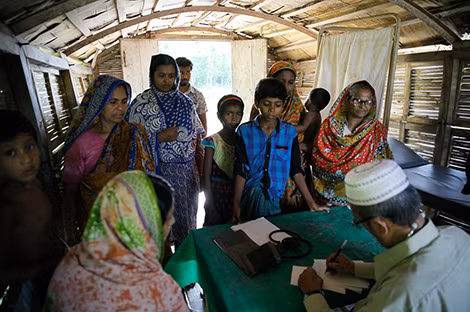 Bệnh nhân trên một phòng khám y tế nổi của tổ chức Shidhulai Swanirvar Sangstha. Ảnh: Mahmud Hossain Opu, NPR.