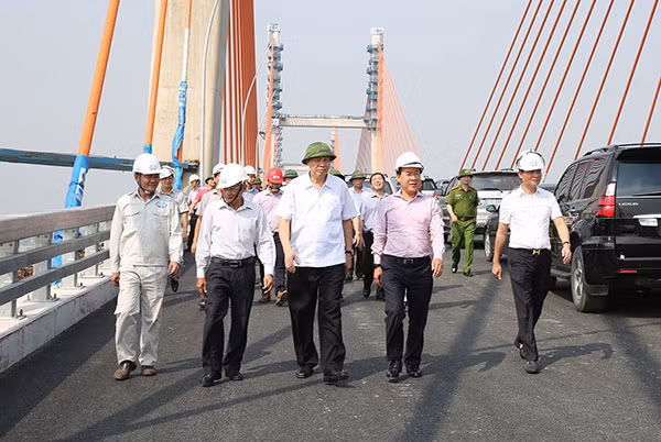 Lãnh đạo Bộ GTVT và tỉnh Quảng Ninh kiểm tra dự án đường cao tốc Hải Phòng – Hạ Long. Lãnh đạo Bộ GTVT và tỉnh Quảng Ninh kiểm tra dự án đường cao tốc Hải Phòng – Hạ Long.