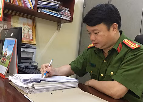 Trung tá Vương Hồng Sâm nghiên cứu hồ sơ vụ án.