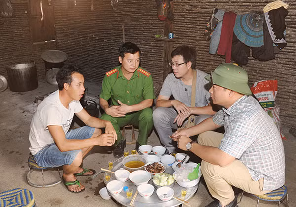 Phóng viên Báo CAND theo chân cán bộ Công an huyện Vân Hồ tới thăm hỏi các hộ dân tại bản Tà Dê. Phóng viên Báo CAND theo chân cán bộ Công an huyện Vân Hồ tới thăm hỏi các hộ dân tại bản Tà Dê.