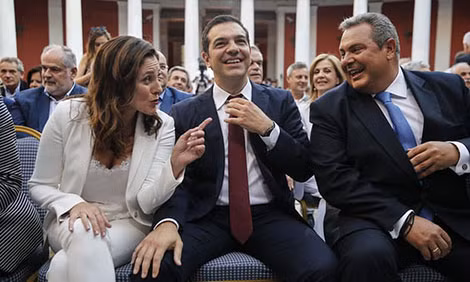 Lần đầu tiên từ khi ông Alexis Tsipras lên nắm quyền, người ta thấy ông mang cà-vạt khi làm việc.