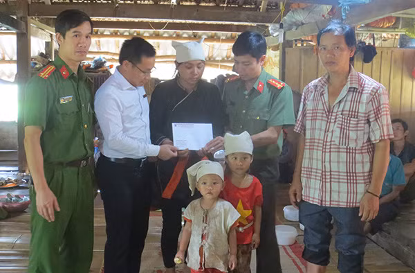 Đại diện Báo CAND và Công an tỉnh Hà Giang cùng Agribank chi nhánh huyện Vị Xuyên thăm hỏi, sẻ chia mất mát với gia đình chị Bùi Thị Hùi.