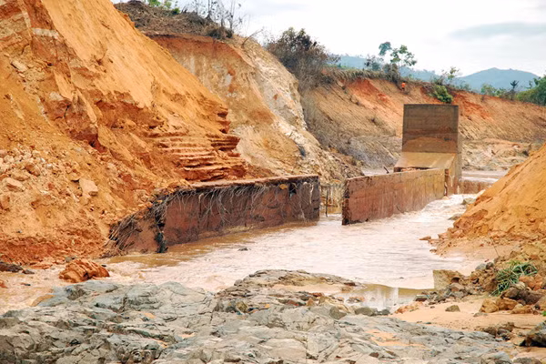 Đập thủy điện Ia Krel 2 bị vỡ.
