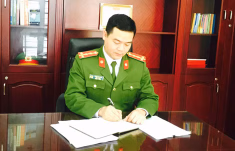 Đại úy Phạm Văn Dân nghiên cứu hồ sơ vụ án.