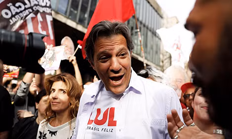 Ông Fernando Haddad trong một chuyến vận động cử tri.