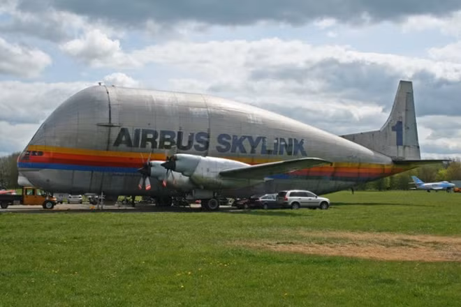 Ban đầu, Airbus sử dụng máy bay vận tải Guppy, dựa trên mẫu Boeing 377 Stratocruiser.
