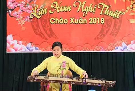 Vũ Hải Anh đoạt giải Nhất đàn tranh trong lễ hội mùa xuân.