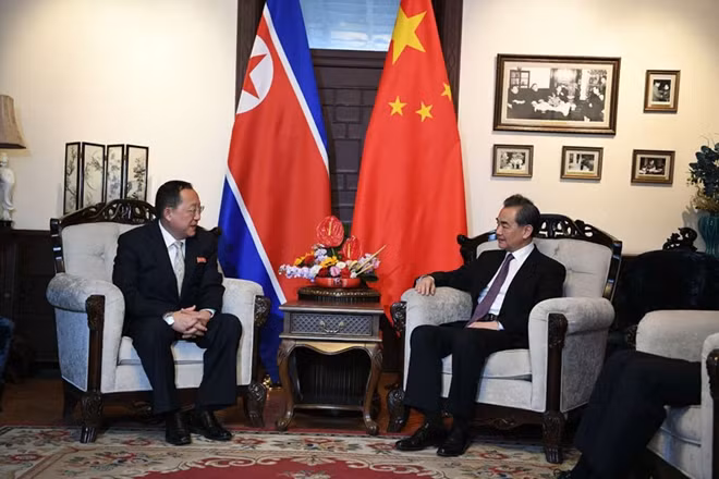 Ngoại trưởng Vương Nghị (phải) và người đồng cấp Ri Yong Ho. Ảnh: BNG Trung Quốc.