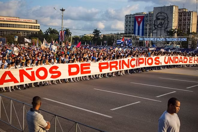 Hơn 900.000 người dân thủ đô La Habana đã có mặt tại quảng trường Cách mạng José Martí để tham gia lễ kỉ niệm trọng đại nhân Ngày Quốc tế Lao động 1-5. Ảnh: Reuters.