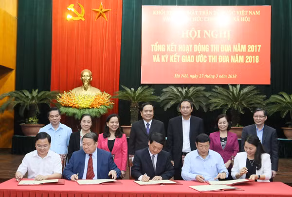 Đại diện lãnh đạo các đơn vị trong Khối thi đua ký giao ước thi đua năm 2018.