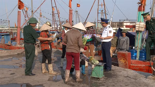 Các lực lượng chức năng tuyên truyền, ký cam kết và phát tờ rơi cho cán bộ, nhân dân xã Thuỵ Hải và ngư dân Cảng cá Tân Sơn.