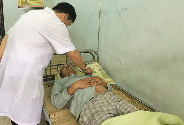 Bác sĩ Bệnh viện Tâm thần ban ngày Mai Hương điều trị cho một bệnh nhân. Bác sĩ Bệnh viện Tâm thần ban ngày Mai Hương điều trị cho một bệnh nhân.