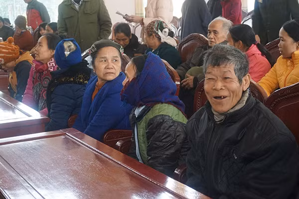 Nụ cười của bà con trong buổi trao quà tại thị trấn Cẩm Thủy.