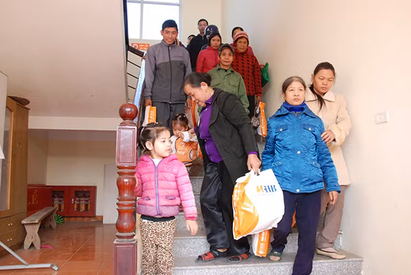 Bà con xã Tú Thịnh phấn khởi sau khi nhận quà Tết.