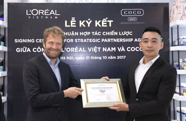 Lễ ký kết thỏa thuận hợp tác chiến lược giữa Công ty L’Oreal Việt Nam và Coco Shop. Lễ ký kết thỏa thuận hợp tác chiến lược giữa Công ty L’Oreal Việt Nam và Coco Shop.