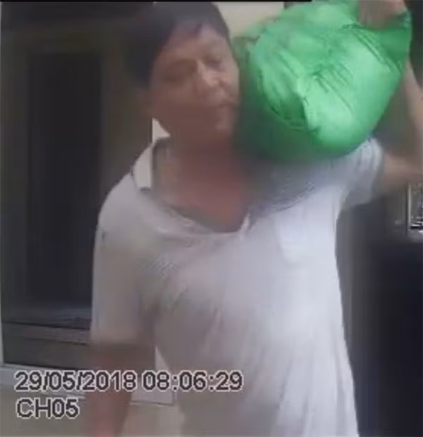 Đối tượng bị tố cáo có hành vi đe dọa giết người (ảnh cắt từ clip). Đối tượng bị tố cáo có hành vi đe dọa giết người (ảnh cắt từ clip).