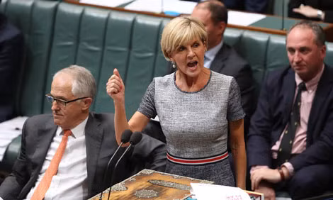 Bộ trưởng Ngoại giao Julie Bishop trả lời chất vấn tại một phiên họp ở Hạ viện về tình hình tài trợ nước ngoài trong chính trị Australia. Bộ trưởng Ngoại giao Julie Bishop trả lời chất vấn tại một phiên họp ở Hạ viện về tình hình tài trợ nước ngoài trong chính trị Australia.