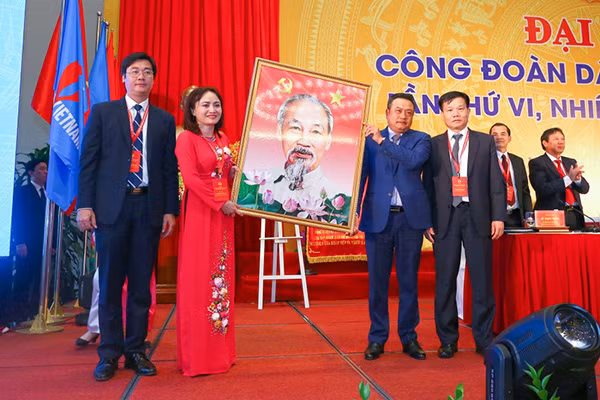 Đồng chí Trần Sỹ Thanh tặng Công đoàn DKVN tấm ảnh Bác Hồ. Đồng chí Trần Sỹ Thanh tặng Công đoàn DKVN tấm ảnh Bác Hồ.