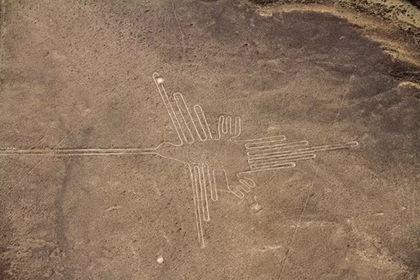 Cao nguyên Nazca, Peru: Đây là một trong những địa điểm huyền bí nhất trên thế giới. Những hình vẽ bí ẩn trên cao nguyên Nazca có niên đại từ năm 500 trước công nguyên đến năm 500 sau công nguyên. Các nhà khảo cổ học cho rằng chúng có chức năng về thiên văn học. Cao nguyên Nazca, Peru: Đây là một trong những địa điểm huyền bí nhất trên thế giới. Những hình vẽ bí ẩn trên cao nguyên Nazca có niên đại từ năm 500 trước công nguyên đến năm 500 sau công nguyên. Các nhà khảo cổ học cho rằng chúng có chức năng về thiên văn học.