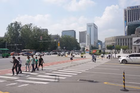Dòng xe nhường đường cho người đi bộ trên một con phố tại Seoul.