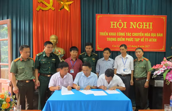 Công an tỉnh Lạng Sơn, Công an huyện Cao Lộc chứng kiến các đoàn thể xã Cao Lâu ký quy chế phối hợp.