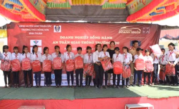 Đại diện CLB Caravan Doanh nhân và Phòng CSGT Công an tỉnh Bình Thuận trao tặng học bổng, quà và mũ bảo hiểm cho học sinh huyện Hàm Thuận Bắc. Đại diện CLB Caravan Doanh nhân và Phòng CSGT Công an tỉnh Bình Thuận trao tặng học bổng, quà và mũ bảo hiểm cho học sinh huyện Hàm Thuận Bắc.