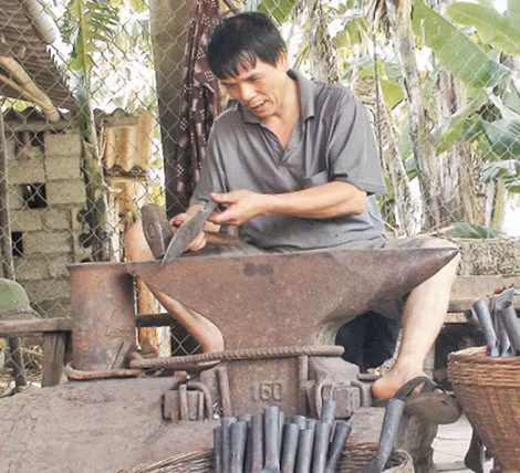 Người thợ rèn làng Phúc Sen.