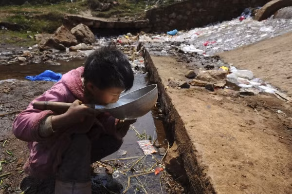 Một cậu bé phải chấp nhận uống nước bị ô nhiễm ở tỉnh Vân Nam của Trung Quốc vào… Ngày Nước Thế giới 22-3.