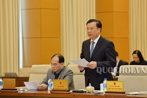 Bộ trưởng Bộ Tài chính Đinh Tiến Dũng báo cáo.